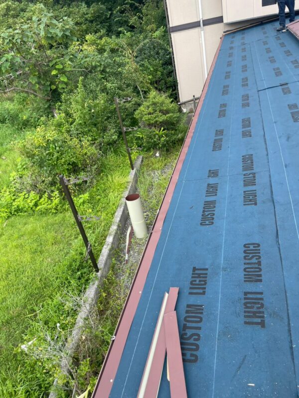 静岡県駿東郡小山町　瓦棒葺き屋根のカバー工事　立平葺きでカバーします！（1）