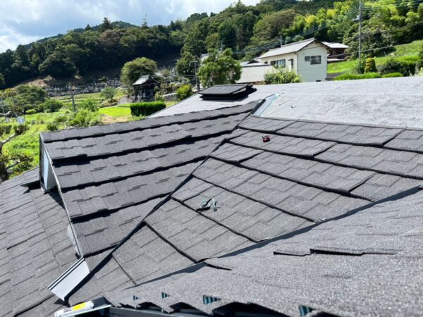 静岡県富士宮市安居山　施工不良により雨漏りした家のカバー工事　谷部分の雨仕舞（1）