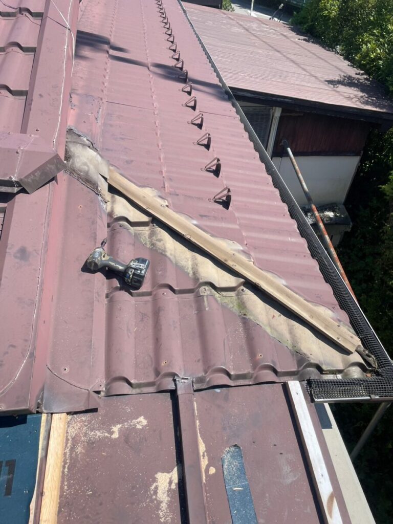 静岡県駿東郡小山町　瓦棒葺き屋根のカバー工事　棟の交換（1）