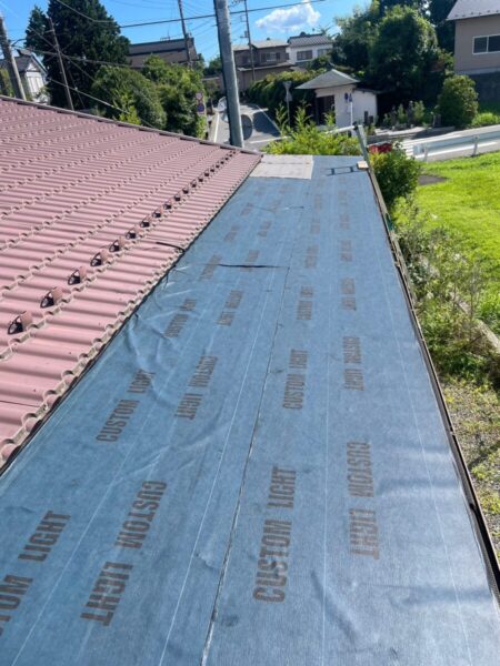 静岡県駿東郡小山町　瓦棒葺き屋根のカバー工事　ラーチ合板・ルーフィング貼り（2）