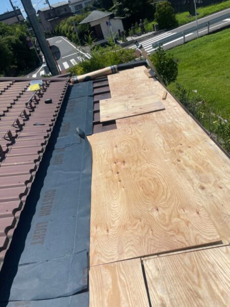 静岡県駿東郡小山町　瓦棒葺き屋根のカバー工事　ラーチ合板・ルーフィング貼り（1）