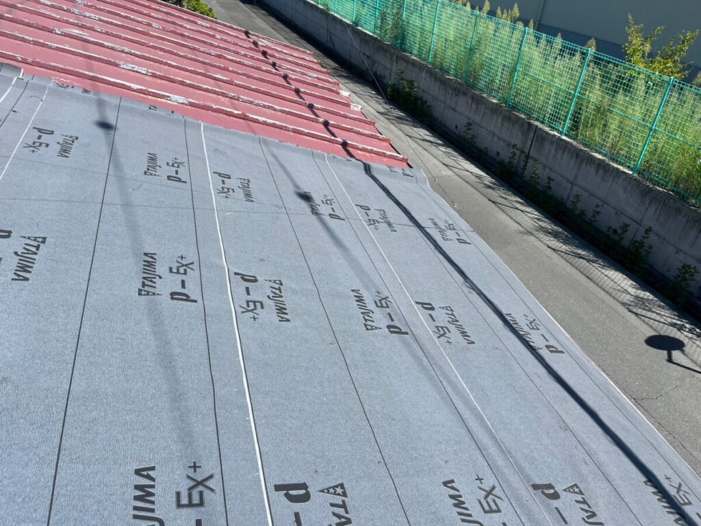 静岡県富士宮市穂波町　雨漏りしている屋根の部分補修　母屋の屋根カバー工事（3）