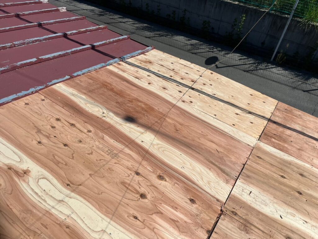 静岡県富士宮市穂波町　雨漏りしている屋根の部分補修　母屋の屋根カバー工事（2）