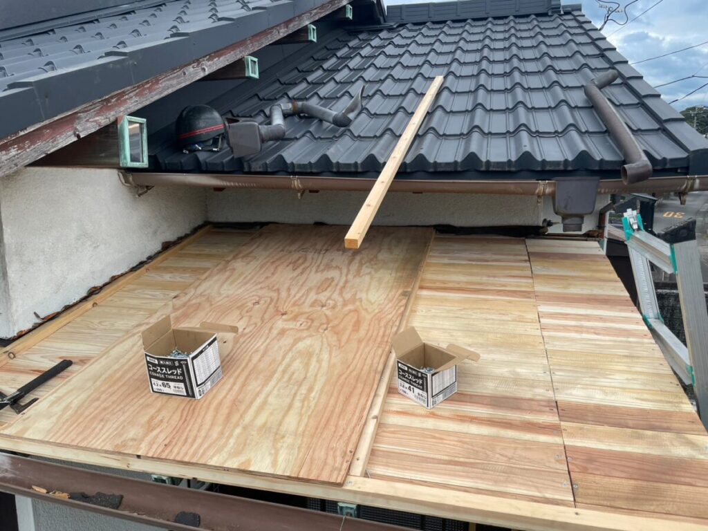 静岡県富士市比奈　玄関庇の葺き替えおよび壁補強工事　屋根の施工（1）