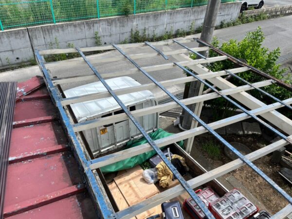静岡県富士宮市穂波町　雨漏りしている屋根の部分補修　カーポートを撤去します（1）