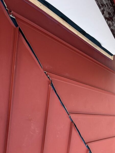 静岡県富士宮市穂波町　雨漏りしている屋根の部分補修　縦平葺きでカバー（2）