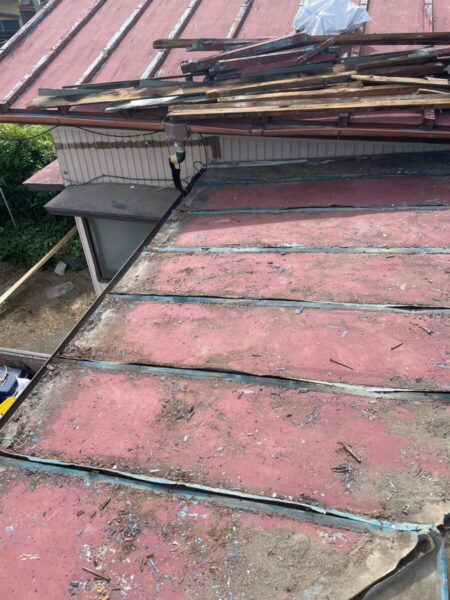 静岡県富士宮市穂波町　雨漏りしている屋根の部分補修　カーポートを撤去します（2）
