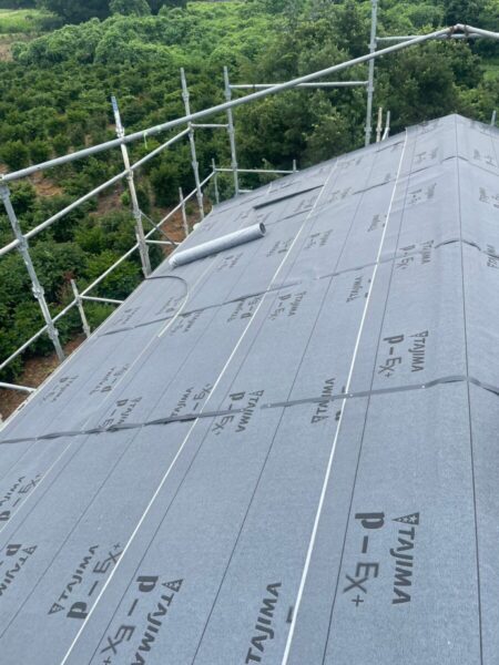 静岡県富士宮市山宮　コロニアルNEOのカバー工事　頑丈な屋根材（1）