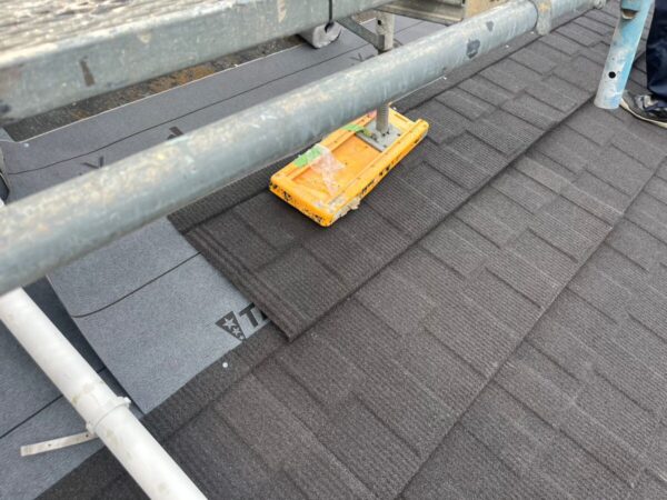 静岡県富士宮市山宮　コロニアルNEOのカバー工事　頑丈な屋根材（2）