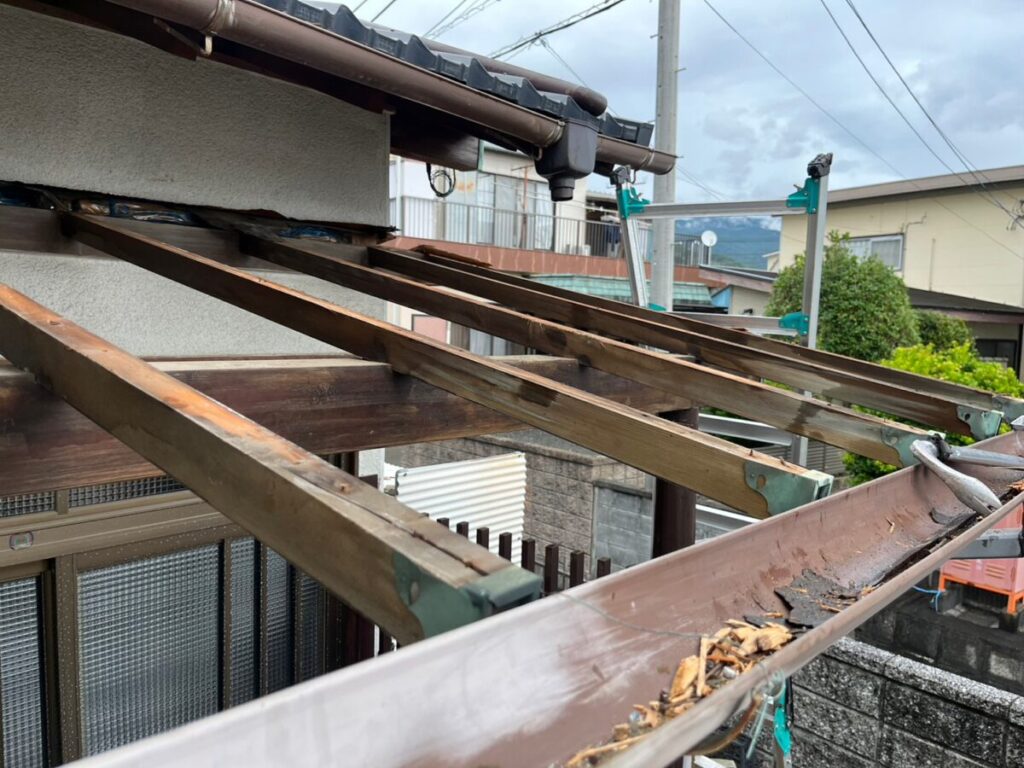 静岡県富士市比奈　玄関庇の葺き替えおよび壁補強工事　庇をバラします（3）