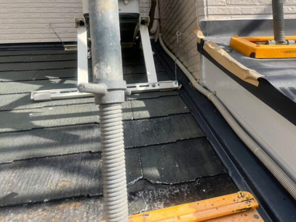 静岡県富士宮市山宮　コロニアルNEOのカバー工事　塗ってはいけない屋根（1）