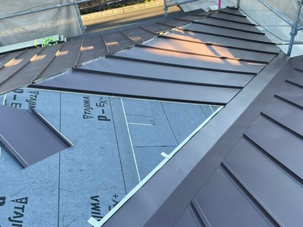静岡県静岡市葵区　平屋住宅の屋根カバー工事　ガルバリウム鋼板立平葺き（2）