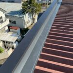 静岡県三島市　事務所屋根の雨漏り修理　雨押えと笠木板金（4）