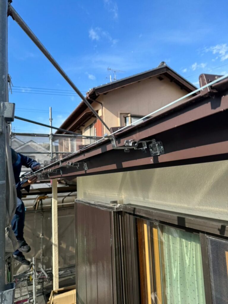 静岡県静岡市葵区　平屋住宅の屋根カバー工事　雨樋の取り付け（4）