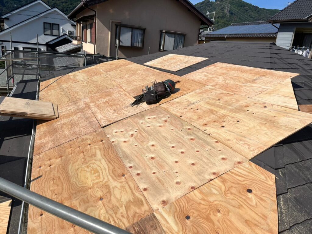 静岡県静岡市葵区　平屋住宅の屋根カバー工事　勾配がゆるく雨漏りした屋根（1）