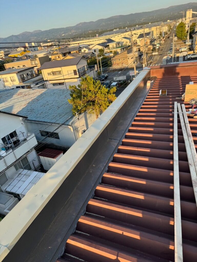 静岡県三島市　事務所屋根の雨漏り修理　雨押えと笠木板金（3）