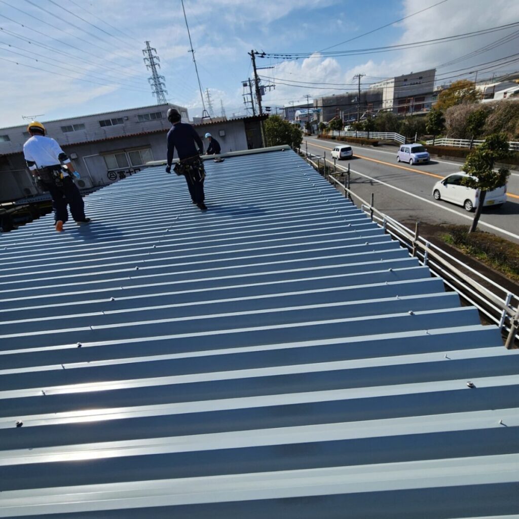 静岡県富士宮市　倉庫の屋根・外壁やり替え工事　折板の施工（2）