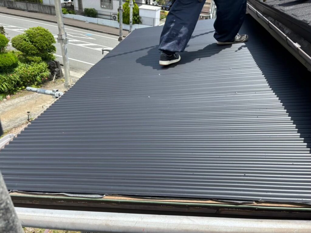 静岡県御殿場市川島田　雨漏りしている屋根のカバー工事（5）