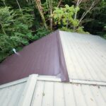 山梨県南都留郡山中湖村・屋根カバー工法③屋根本体張り～完工｜落ち葉の溜まらない傾斜に！ (3)