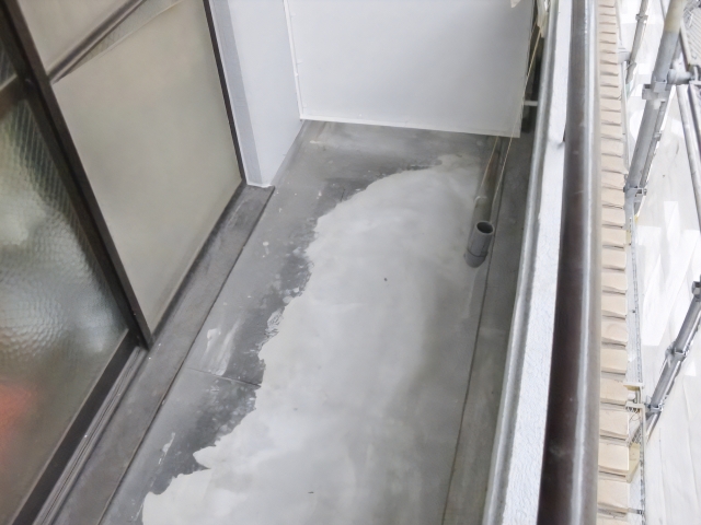 ベランダ　防水工事 色あせ