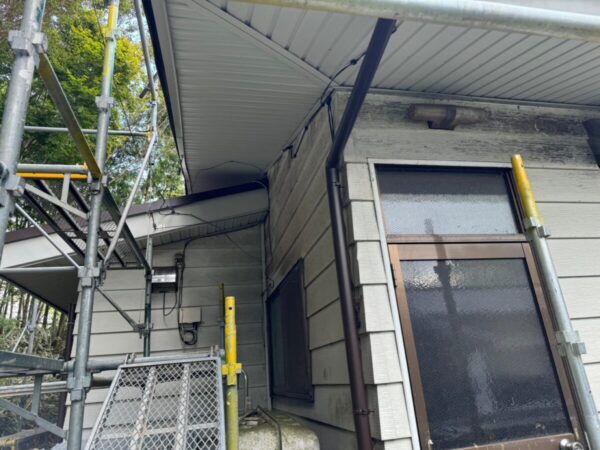 富士宮市猪之頭・カバー工法⑤トタン屋根の施工〜完工｜腐食と雑草がが美しい状態へと一新！8