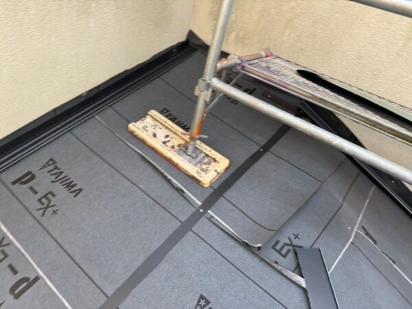裾野市下和田・カバー工法②既存のスレート屋根の上に防水シートと雨仕舞いを施工（雨漏り対策）3
