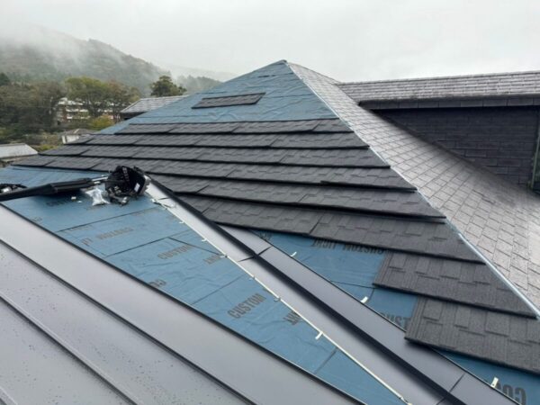 神奈川県足柄下郡箱根町・カバー工法③雨仕舞い施工とカバー工法〜完工｜雨漏りを解消できた美しい屋根！5