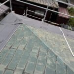 裾野市下和田・カバー工法①雨染みと塗膜の剥がれが目立つスレート屋根の調査2