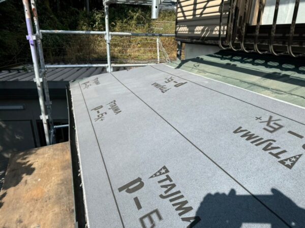 裾野市下和田・カバー工法②既存のスレート屋根の上に防水シートと雨仕舞いを施工（雨漏り対策）2