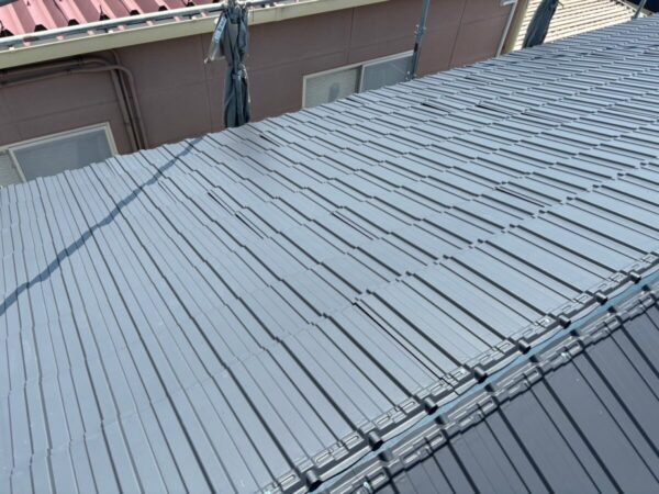 富士宮市三園平・屋根カバー工法③レクトプルーフの新設〜完工｜落ち着いた色合いの屋根に大変身！4