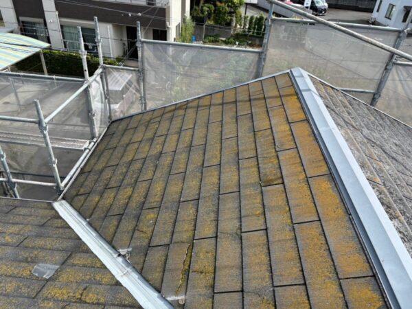 富士宮市三園平・屋根カバー工法①色褪せと苔が目立つ屋根の調査2