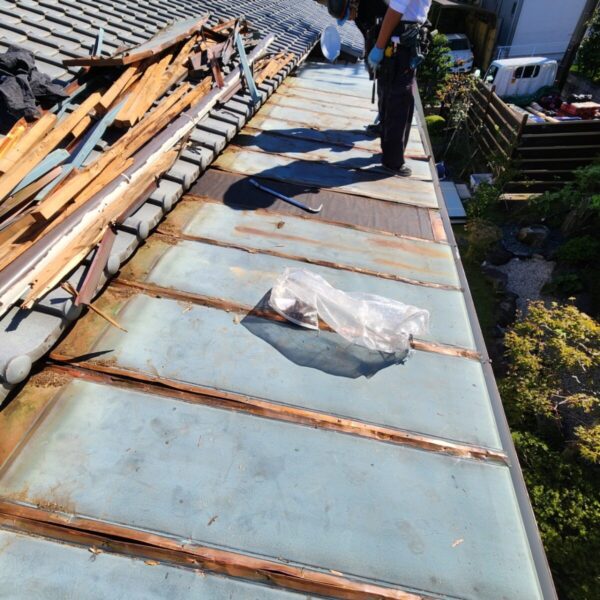 富士宮市西小泉町・屋根葺き替え工事①錆が目立つトタン屋根の工事前無料調査1