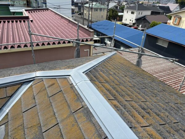 富士宮市三園平・屋根カバー工法①色褪せと苔が目立つ屋根の調査1