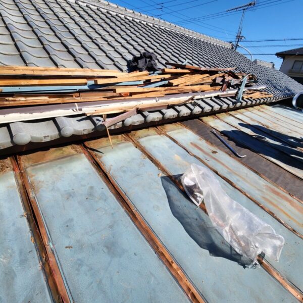 富士宮市西小泉町・屋根葺き替え工事①錆が目立つトタン屋根の工事前無料調査6