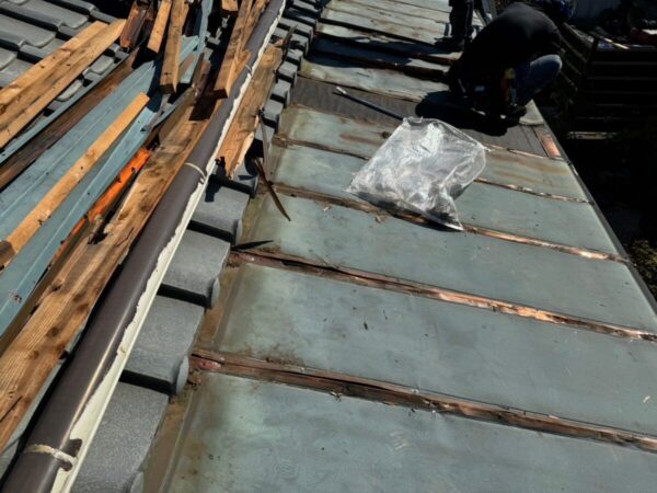 富士宮市西小泉町・屋根葺き替え工事①錆が目立つトタン屋根の工事前無料調査7