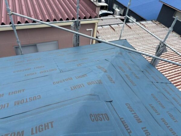 富士宮市三園平・屋根カバー工法②防水シートの施工5