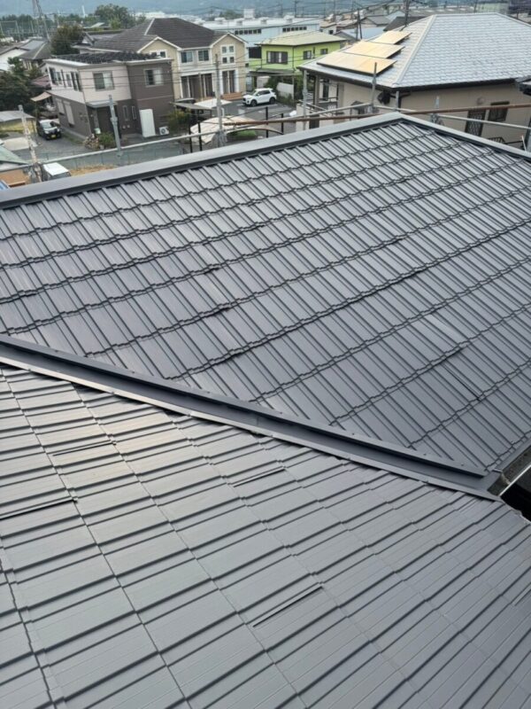 富士宮市三園平・屋根カバー工法③レクトプルーフの新設〜完工｜落ち着いた色合いの屋根に大変身！3