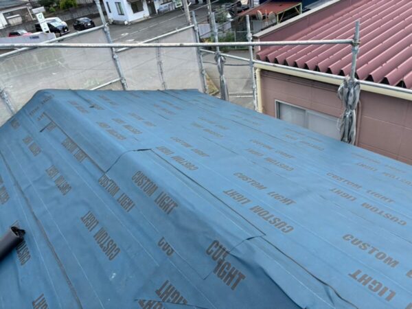 富士宮市三園平・屋根カバー工法②防水シートの施工6