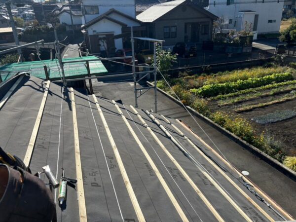 富士宮市大中里・屋根葺き替え工事②既存屋根の撤去と防水シート施工7