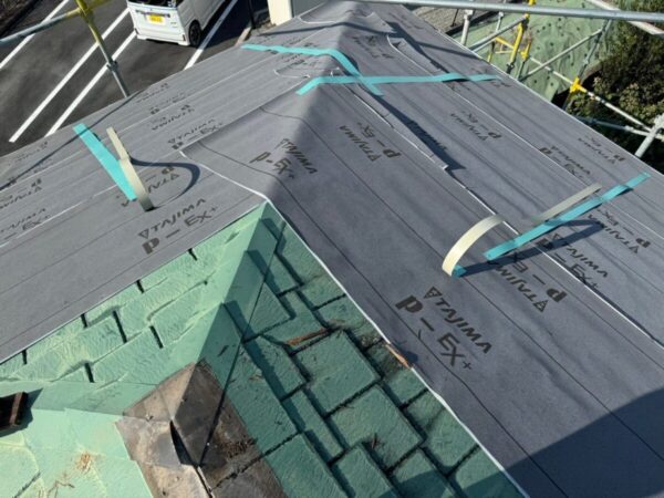 富士宮市泉町・屋根カバー工法②グリーンの屋根に防水シートの施工1