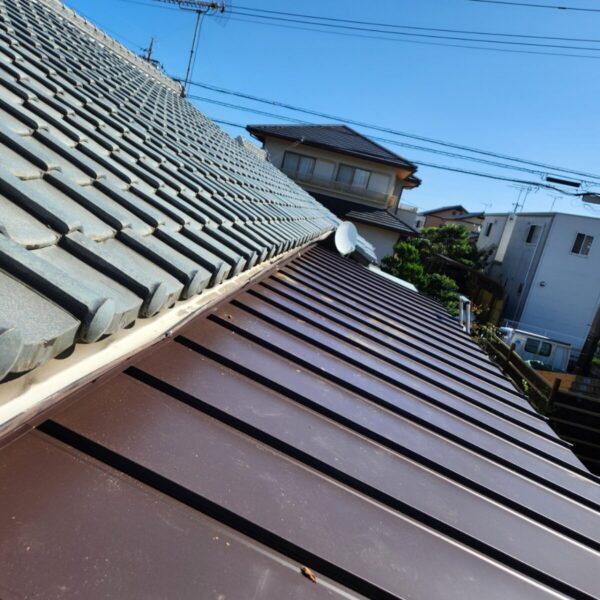 富士宮市西小泉町・屋根葺き替え工事③トタン屋根の新設〜完工｜錆だらけの屋根から上品なブラウン色の屋根へ！4