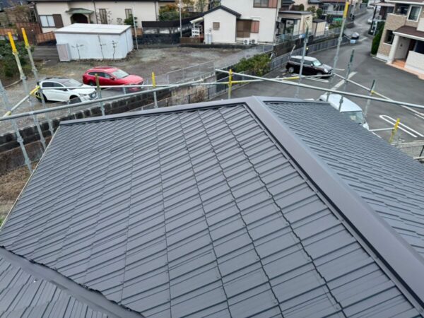 富士宮市泉町・屋根カバー工法③｜レクトプルーフの新設〜完工｜グリーンから落ち着いたグレーの屋根に大変身！5