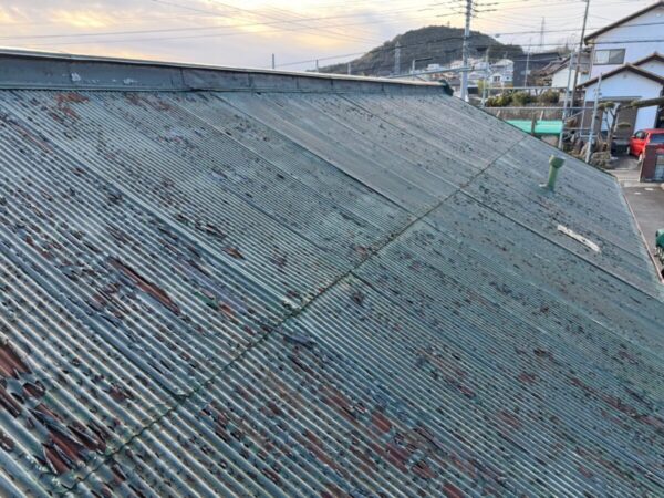 富士宮市大中里・屋根葺き替え工事①ボロボロのトタン屋根の調査2