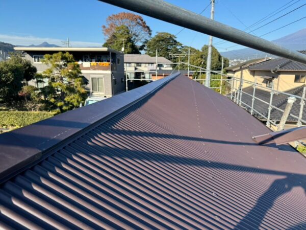 富士宮市大中里・屋根葺き替え工事③波板状の屋根を新設｜ブラウン色が上品な屋根に大変身！8