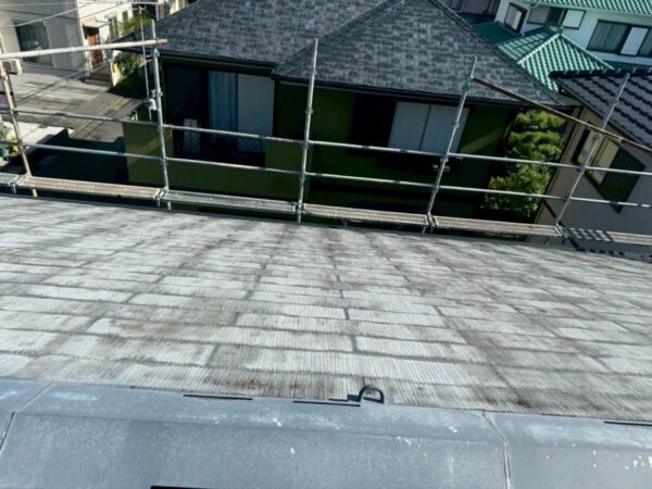 沼津市青野・屋根カバー工法①色褪せと雨染みが目立つスレート屋根の調査3