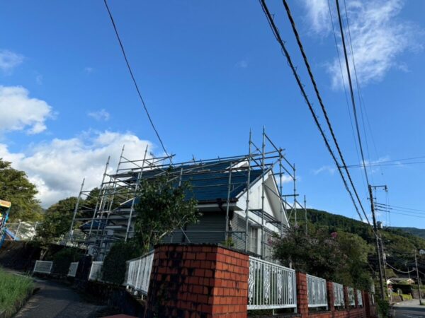 静岡県伊豆市　U様邸　屋根カバー工事　屋根工事で不可欠な足場を設置しました！
