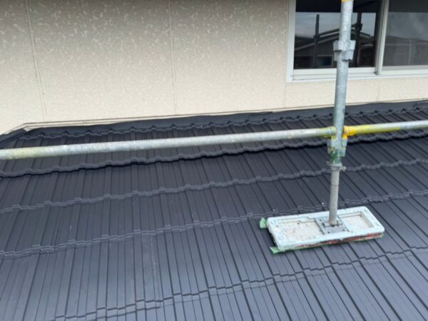 富士宮市泉町・屋根カバー工法③｜レクトプルーフの新設〜完工｜グリーンから落ち着いたグレーの屋根に大変身！11