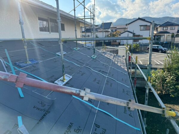 富士宮市泉町・屋根カバー工法②グリーンの屋根に防水シートの施工8