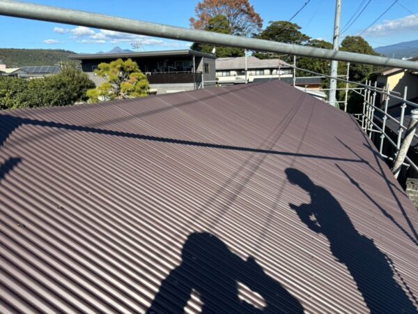 富士宮市大中里・屋根葺き替え工事③波板状の屋根を新設｜ブラウン色が上品な屋根に大変身！1