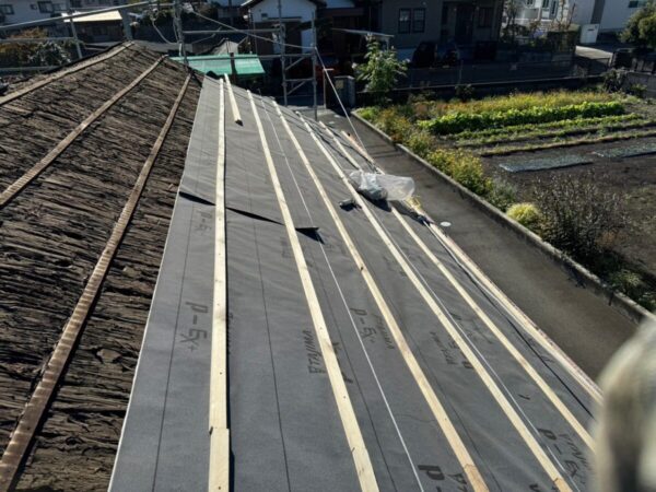 富士宮市大中里・屋根葺き替え工事②既存屋根の撤去と防水シート施工4